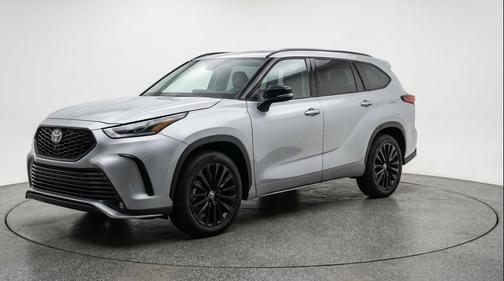 Celestial Silver Metallic 2025 Toyota Highlander LE