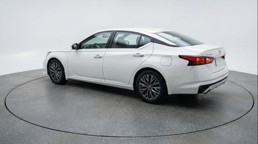 Glacier White 2025 Nissan Altima SV FWD