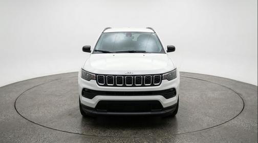 Bright White Clearcoat 2025 Jeep Compass Latitude
