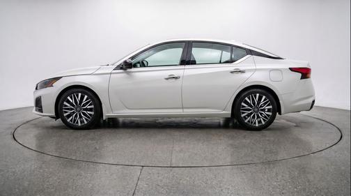 Glacier White 2025 Nissan Altima SV FWD