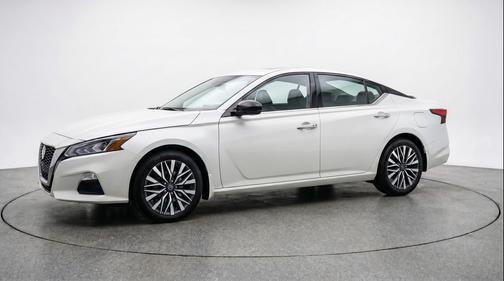 Glacier White 2025 Nissan Altima SV FWD