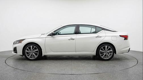 Glacier White 2025 Nissan Altima SV FWD