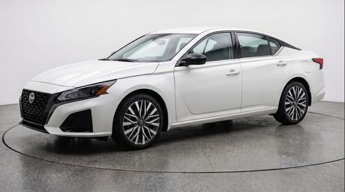 Glacier White 2025 Nissan Altima SV FWD