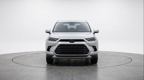 Celestial Silver Metallic 2025 Toyota Highlander LE