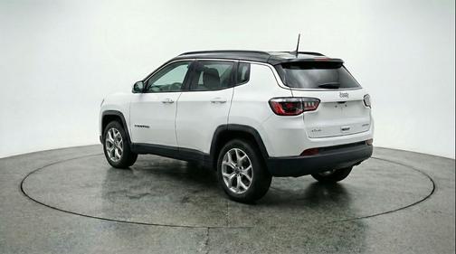 Bright White Clearcoat 2025 Jeep Compass Latitude