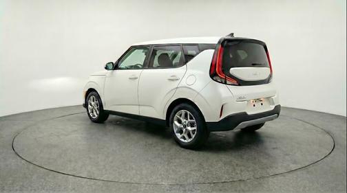 Snow White Pearl 2025 Kia Soul LX