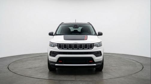 Silver Zynith Metallic Clearcoat 2025 Jeep Compass Trailhawk