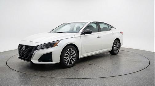 Glacier White 2025 Nissan Altima SV FWD