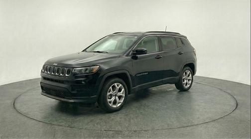 Diamond Black Crystal Pearlcoat 2025 Jeep Compass Latitude