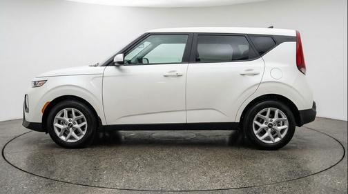 Snow White Pearl 2025 Kia Soul LX