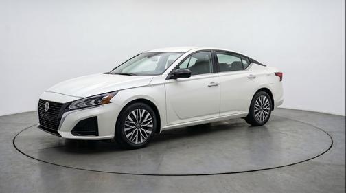 Glacier White 2025 Nissan Altima SV FWD