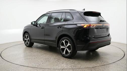 deep black pearl 2026 Volkswagen Tiguan 2.0T SE
