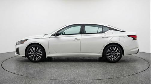 Glacier White 2025 Nissan Altima SV FWD