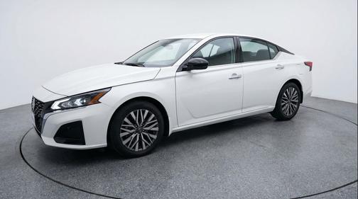Glacier White 2025 Nissan Altima SV FWD