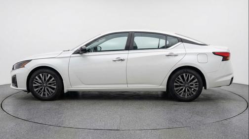 Glacier White 2025 Nissan Altima SV FWD