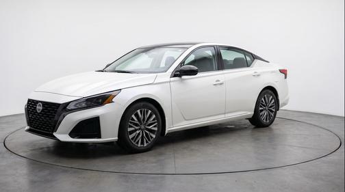 Glacier White 2025 Nissan Altima SV FWD
