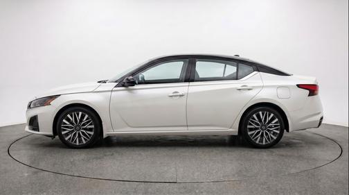Glacier White 2025 Nissan Altima SV FWD