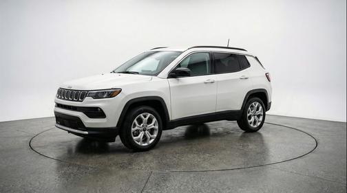 Bright White Clearcoat 2025 Jeep Compass Latitude