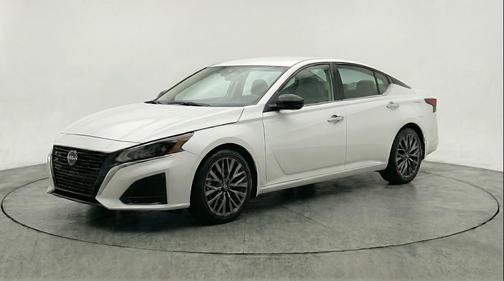 Glacier White 2025 Nissan Altima SV FWD