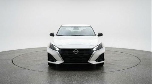 Glacier White 2025 Nissan Altima SV FWD