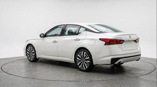Glacier White 2025 Nissan Altima SV FWD