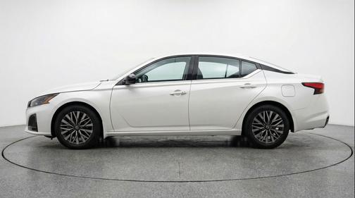 Glacier White 2025 Nissan Altima SV FWD