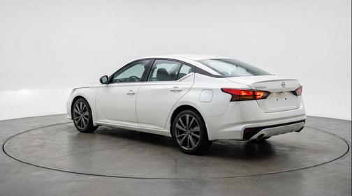 Glacier White 2025 Nissan Altima SV FWD