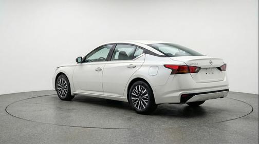 Glacier White 2025 Nissan Altima SV FWD