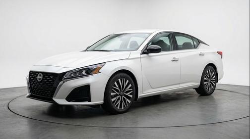 Glacier White 2025 Nissan Altima SV FWD