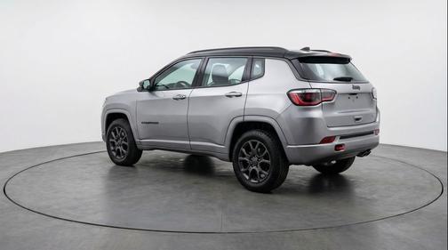 Silver Zynith Metallic Clearcoat 2025 Jeep Compass Trailhawk