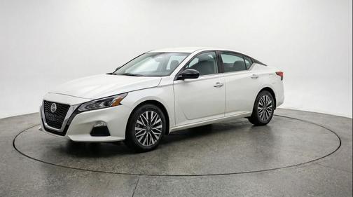 Glacier White 2025 Nissan Altima SV FWD