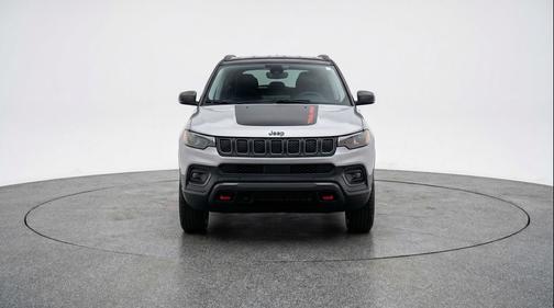 Silver Zynith Metallic Clearcoat 2025 Jeep Compass Trailhawk