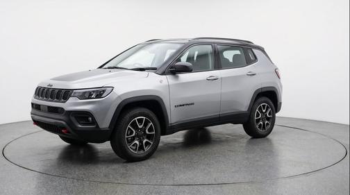 Silver Zynith Metallic Clearcoat 2025 Jeep Compass Trailhawk