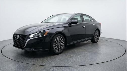 Super Black 2025 Nissan Altima SV FWD