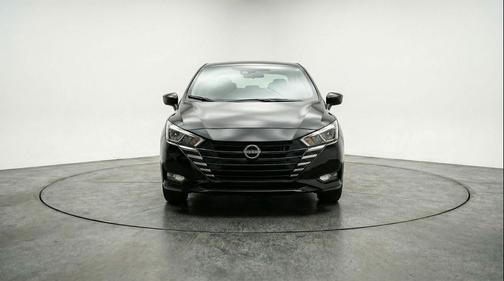 Super Black 2025 Nissan Versa 1.6 SV