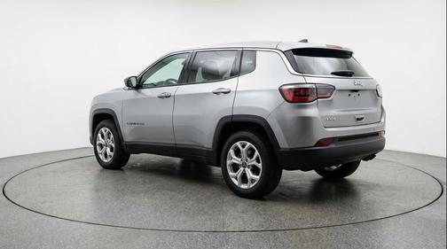 Silver Zynith Metallic Clearcoat 2025 Jeep Compass Latitude