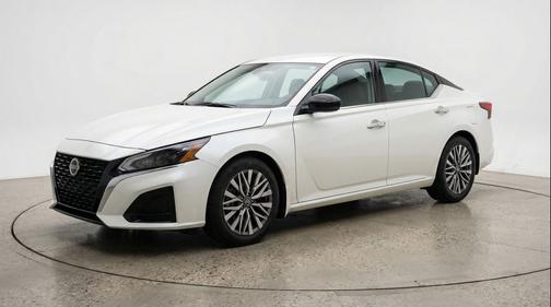 Glacier White 2025 Nissan Altima SV FWD