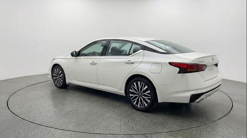 Glacier White 2025 Nissan Altima SV FWD