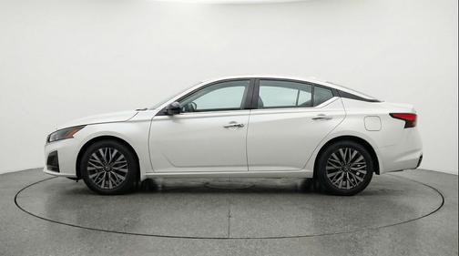 Glacier White 2025 Nissan Altima SV FWD