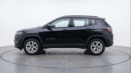Diamond Black Crystal Pearlcoat 2025 Jeep Compass Latitude