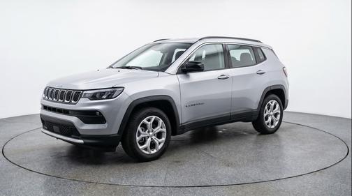 Silver Zynith Metallic Clearcoat 2025 Jeep Compass Latitude