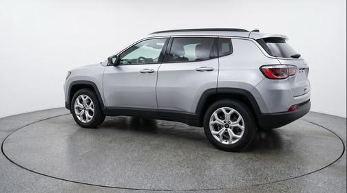 Silver Zynith Metallic Clearcoat 2025 Jeep Compass Latitude