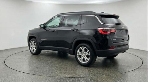 Diamond Black Crystal Pearlcoat 2025 Jeep Compass Latitude