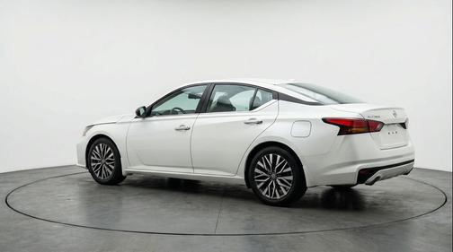 Glacier White 2025 Nissan Altima SV FWD