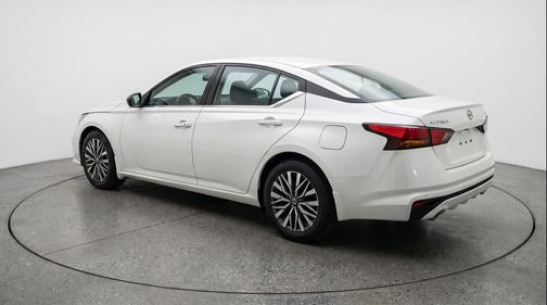 Glacier White 2025 Nissan Altima SV FWD