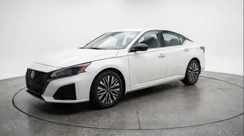 Glacier White 2025 Nissan Altima SV FWD