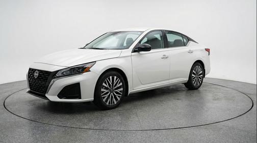 Glacier White 2025 Nissan Altima SV FWD