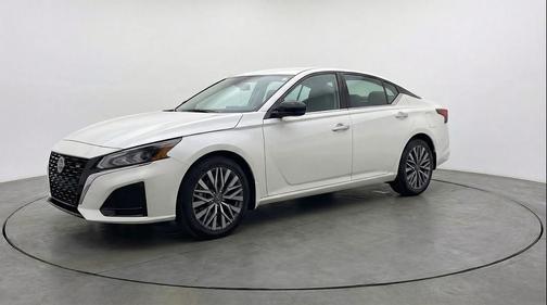 Glacier White 2025 Nissan Altima SV FWD