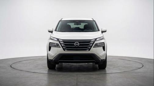 Everest White Pearl Tricoat 2025 Nissan Rogue SV