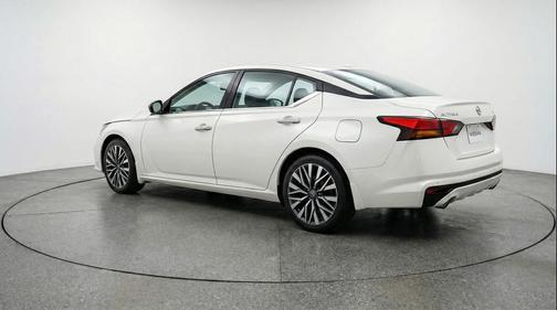Glacier White 2025 Nissan Altima SV FWD